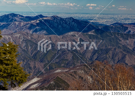 大菩薩連嶺・牛奥ノ雁ヶ腹摺山から見る奥多摩三山と関東平野の街並み 130503515