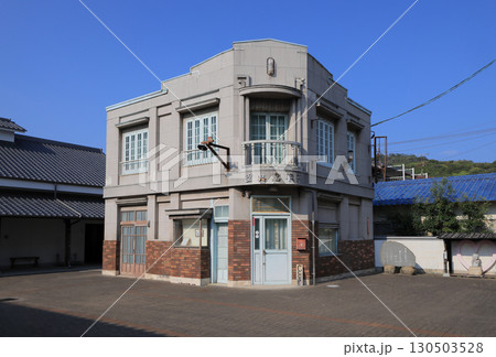 映画「世界の中心で、愛をさけぶ」のロケセット「雨平写真館」 130503528