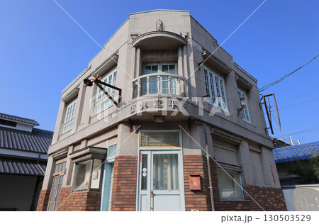 映画「世界の中心で、愛をさけぶ」のロケセット「雨平写真館」 130503529