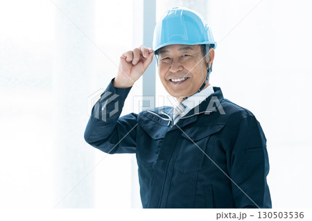 作業服のビジネスマン 130503536