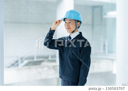 作業服のビジネスマン 作業服のビジネスマン 130503707