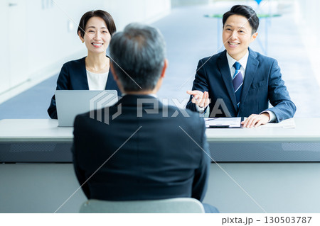 面接を受けるシニア男性 130503787