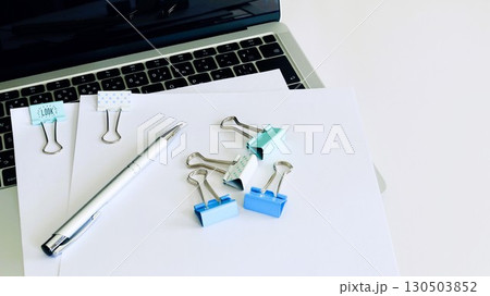 ビジネスイメージ　デスクワーク　書類の作成　コピースペース　16:9 130503852