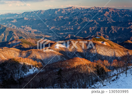 大菩薩連嶺・白谷ノ丸から見る夕照の丹沢の山並み 130503995