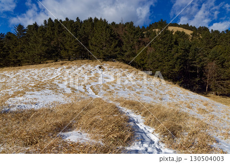 大菩薩連嶺縦走路から見る牛奥ノ雁ヶ腹摺山 大菩薩連嶺縦走路から見る牛奥ノ雁ヶ腹摺山 130504003