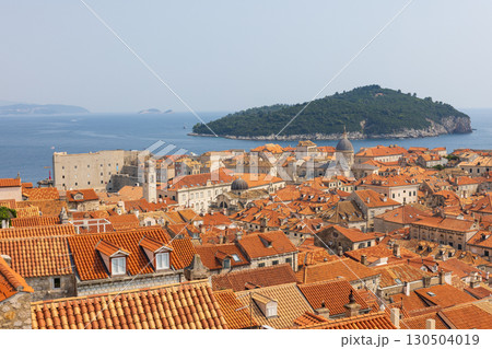 ヨーロッパ、クロアチアのドゥブロヴニクの城壁から見た旧市街の風景 130504019