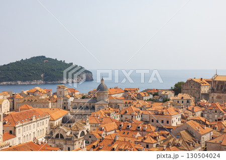 ヨーロッパ、クロアチアのドゥブロヴニクの城壁から見た旧市街の風景 ヨーロッパ、クロアチアのドゥブロヴニクの城壁から見た旧市街の風景 130504024