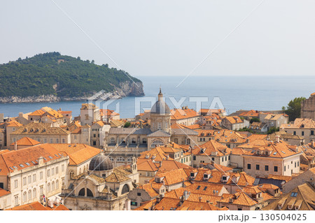ヨーロッパ、クロアチアのドゥブロヴニクの城壁から見た旧市街の風景 130504025