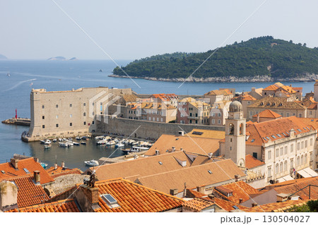 ヨーロッパ、クロアチアのドゥブロヴニクの城壁から見た旧市街の風景 ヨーロッパ、クロアチアのドゥブロヴニクの城壁から見た旧市街の風景 130504027