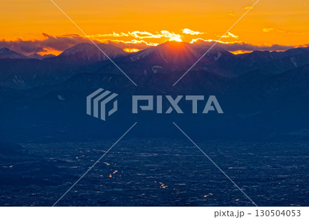 大菩薩連嶺・白谷ノ丸から見る南アルプスへの日没と甲府盆地の眺め 130504053