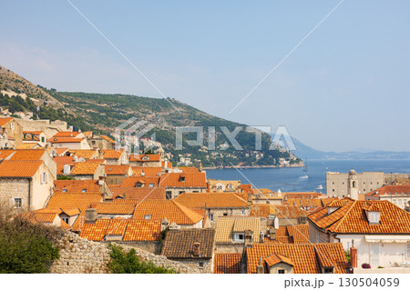 ヨーロッパ、クロアチアのドゥブロヴニクの城壁から見た旧市街の風景 130504059