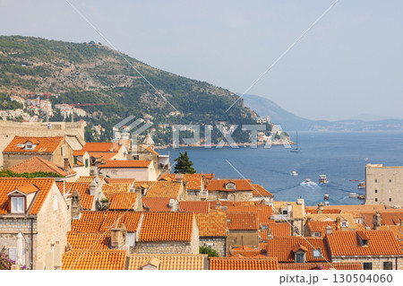 ヨーロッパ、クロアチアのドゥブロヴニクの城壁から見た旧市街の風景 130504060