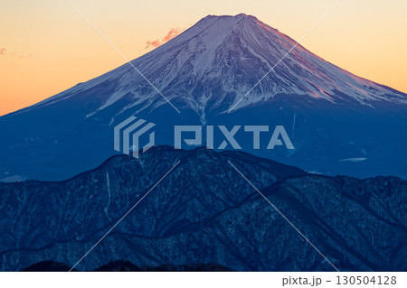 大菩薩連嶺・白谷ノ丸から見る夕暮れの富士山 大菩薩連嶺・白谷ノ丸から見る夕暮れの富士山 130504128