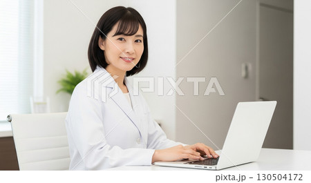 オンライン診療中の女性医師 130504172