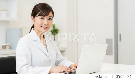 オンライン診療中の女性医師 130504174
