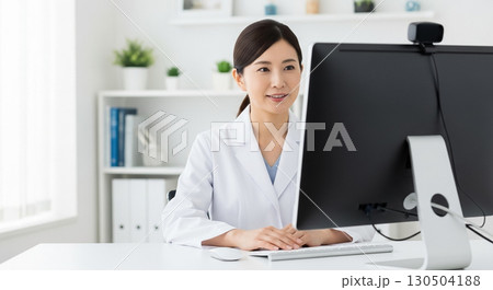 オンライン診療中の女性医師 130504188