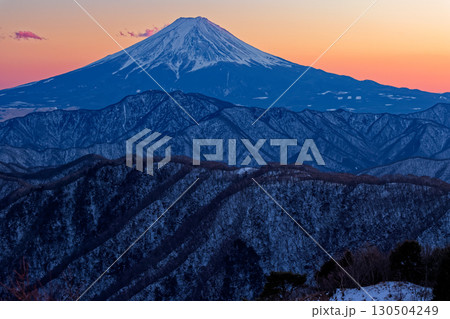 大菩薩連嶺・白谷ノ丸から見る残照の富士山 130504249