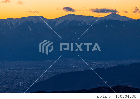 大菩薩連嶺・白谷ノ丸から見る残照の南アルプス・白峰三山と甲府盆地の町並み 130504339