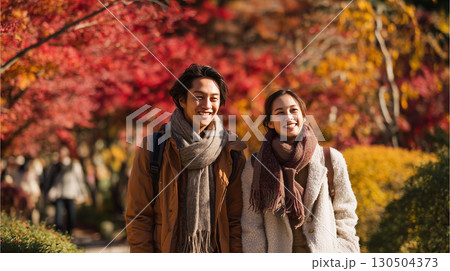 紅葉デートを楽しむカップル 紅葉デートを楽しむカップル 130504373