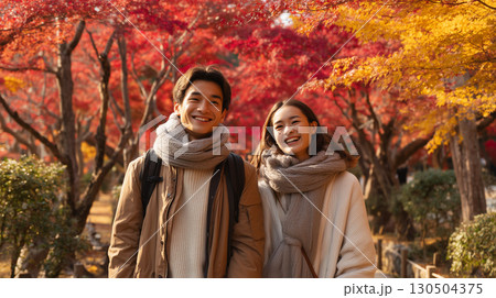 紅葉デートを楽しむカップル 紅葉デートを楽しむカップル 130504375