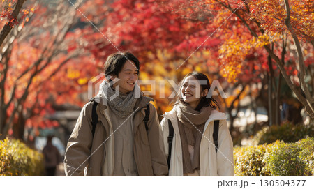 紅葉デートを楽しむカップル 紅葉デートを楽しむカップル 130504377