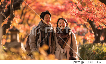 紅葉デートを楽しむカップル 紅葉デートを楽しむカップル 130504378