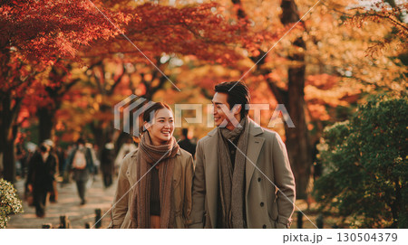 紅葉デートを楽しむカップル 紅葉デートを楽しむカップル 130504379