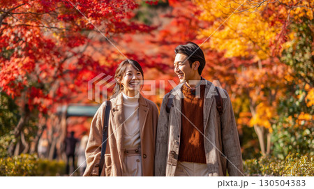 紅葉デートを楽しむカップル 紅葉デートを楽しむカップル 130504383