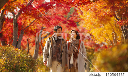 紅葉デートを楽しむカップル 紅葉デートを楽しむカップル 130504385