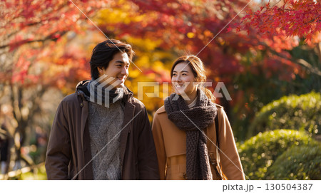 紅葉デートを楽しむカップル 紅葉デートを楽しむカップル 130504387