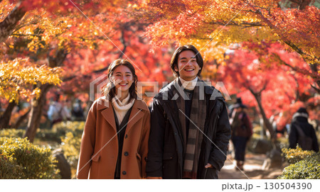 紅葉デートを楽しむカップル 紅葉デートを楽しむカップル 130504390