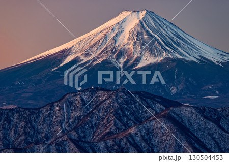 大菩薩連嶺・白谷ノ丸から見る夜明けの富士山 大菩薩連嶺・白谷ノ丸から見る夜明けの富士山 130504453