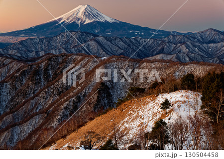 大菩薩連嶺・白谷ノ丸から見る夜明けの富士山 大菩薩連嶺・白谷ノ丸から見る夜明けの富士山 130504458
