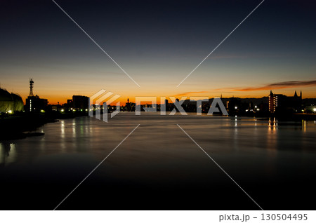 信濃川の朝景 130504495