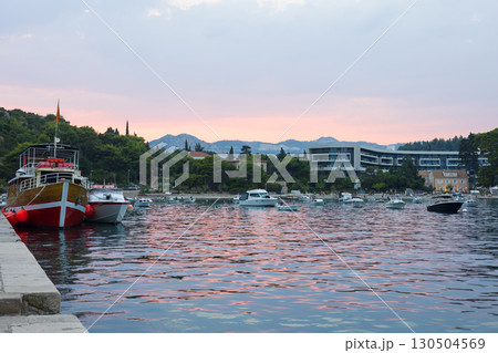 ヨーロッパ、クロアチアのアドリア海の小さな町の夕暮れ 130504569