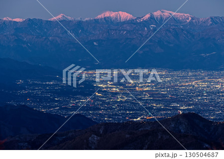 大菩薩連嶺・白谷ノ丸から見る夜明けの南アルプス・荒川岳・赤石岳・聖岳と甲府盆地の明かり 大菩薩連嶺・白谷ノ丸から見る夜明けの南アルプス・荒川岳・赤石岳・聖岳と甲府盆地の明かり 130504687