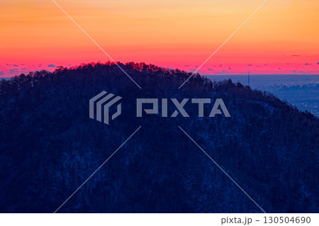 大菩薩連嶺・白谷ノ丸から見る夜明けの雁ヶ腹摺山と東京スカイツリー 130504690