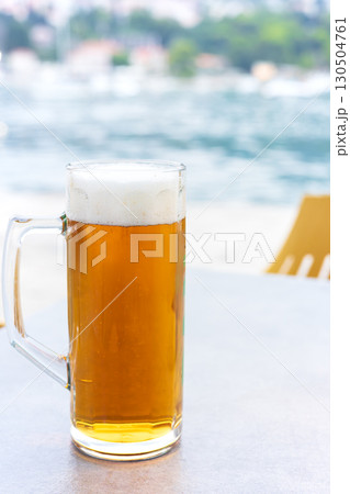 ヨーロッパのリゾートの夕方に飲む美味しい生ビール ヨーロッパのリゾートの夕方に飲む美味しい生ビール 130504761
