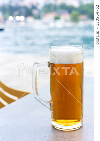 ヨーロッパのリゾートの夕方に飲む美味しい生ビール ヨーロッパのリゾートの夕方に飲む美味しい生ビール 130504762