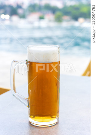 ヨーロッパのリゾートの夕方に飲む美味しい生ビール ヨーロッパのリゾートの夕方に飲む美味しい生ビール 130504763