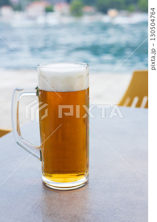 ヨーロッパのリゾートの夕方に飲む美味しい生ビール ヨーロッパのリゾートの夕方に飲む美味しい生ビール 130504764