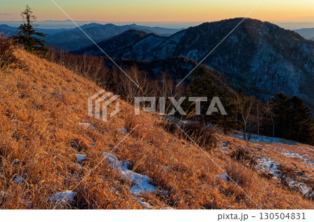 朝の大菩薩連嶺・白谷ノ丸から見る雁ヶ腹摺山と奥多摩三山 朝の大菩薩連嶺・白谷ノ丸から見る雁ヶ腹摺山と奥多摩三山 130504831