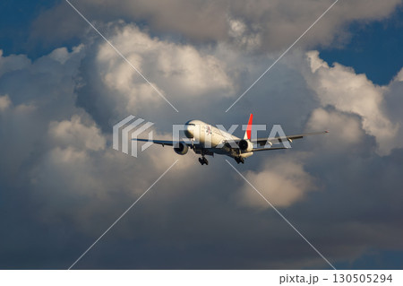 飛行機　さまざまな表情の雲　夏空　夏雲　777　着陸 130505294