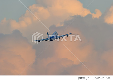 飛行機　さまざまな表情の雲　離陸　747　夏雲 130505296