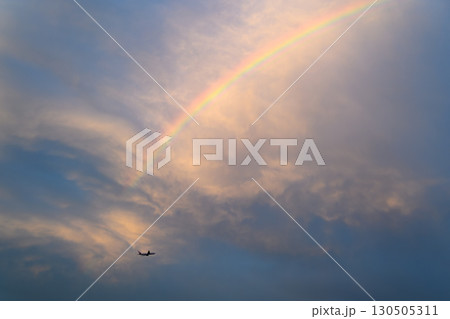 飛行機　さまざまな表情の雲　虹と飛行機 130505311