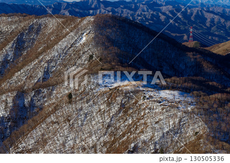 大菩薩連嶺・白谷ノ丸から見る湯ノ沢峠付近の草原と大蔵高丸 大菩薩連嶺・白谷ノ丸から見る湯ノ沢峠付近の草原と大蔵高丸 130505336