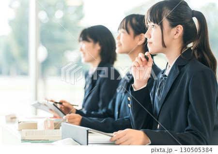 タブレット,パソコンのデジタル端末で授業を受ける小学生,中学生,高校生（ICT教育,eラーニング） 130505384