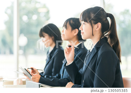 タブレット,パソコンのデジタル端末で授業を受ける小学生,中学生,高校生(ICT教育,eラーニング) タブレット,パソコンのデジタル端末で授業を受ける小学生,中学生,高校生(ICT教育,eラーニング) 130505385