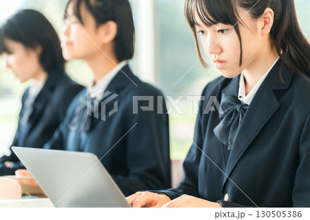 タブレット,パソコンのデジタル端末で授業を受ける小学生,中学生,高校生（ICT教育,eラーニング） 130505386