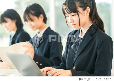 タブレット,パソコンのデジタル端末で授業を受ける小学生,中学生,高校生（ICT教育,eラーニング） 130505387